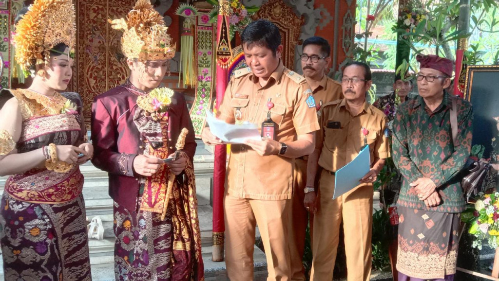 Implementasi Dalung Smartvillage serahkan KK Baru, Akta Perkawinan dan (KTP) Baru di Banjar Kaja, Dalung